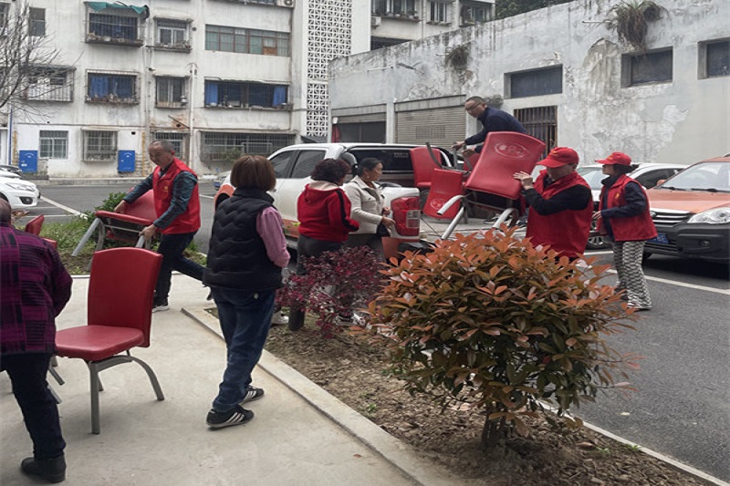 我為群眾辦實事||黨建引領(lǐng)送溫暖，愛心座椅進社區(qū)